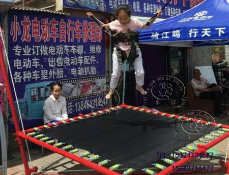 商鋪前的兒童蹦極